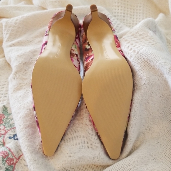 Shoes - Picture 2 of 8